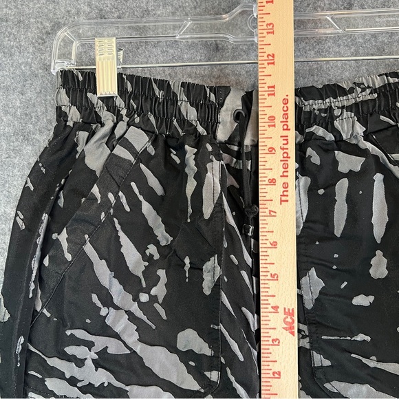 BLANC NOIR Animal Print Camo Cargo Jogger High Rise Black Silver Size Small - Picture 11 of 11